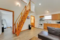 Walk to Main Street! Cozy Stockdale Cabin - 2-Star