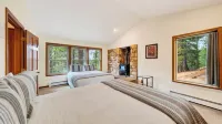 Stillwood by Avantstay Alpine Chalet + Decks + Game Room Near Ski + Lake - Homestays