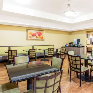 La Quinta Inn & Suites by Wyndham Ennis