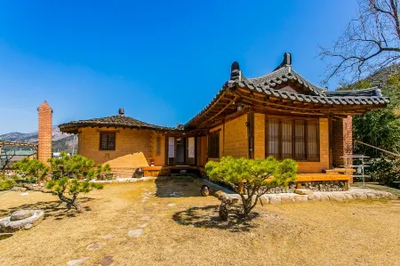 Byeokdosan Hwangtobonga Pension Отели рядом со станцией Сингёнджу