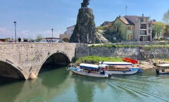 Apartments Flora and Boat Cruising - Housity