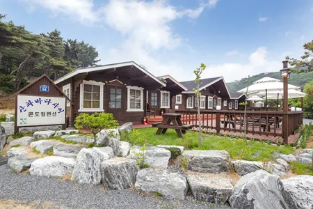 Taean Mountain and Sea Pension Отели рядом с достопримечательностью «Mallip'o-haesuyokchang»