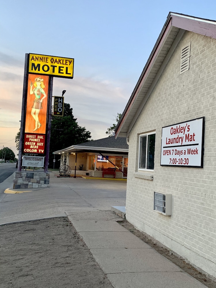 Annie Oakley Motel Oakley