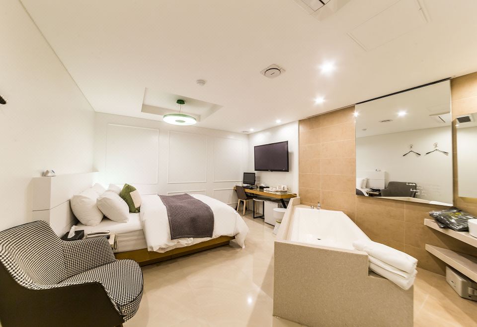 3. 합정 써클호텔..