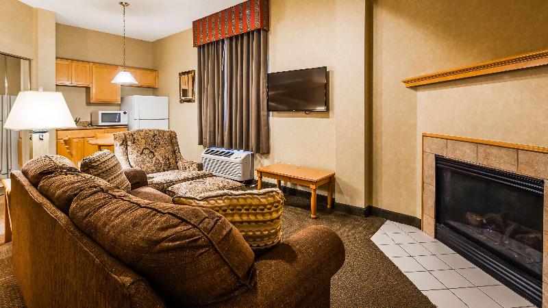 Best Western Plus Revere Inn & Suites