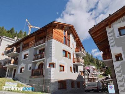 Apartment with Mountain View