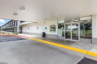 Motel 6 Groves, TX - parking