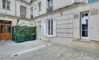 Pick a Flat's Apartment in Montmartre - Rue des Martyrs Studio