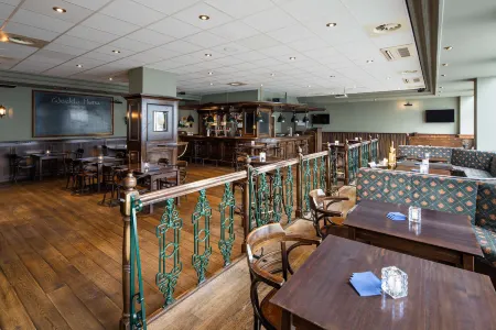 NH Amsterdam Noord Отели рядом с достопримечательностью «Мост Питон»