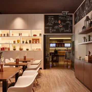 Treppan Hotel & Suites by Fakhruddin Отели рядом с достопримечательностью «Комплекс Дубай-Студио-Сити»