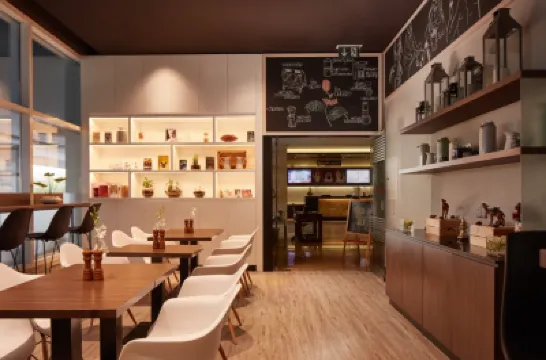 Treppan Hotel & Suites by Fakhruddin Hotels near Dubai Studio City
