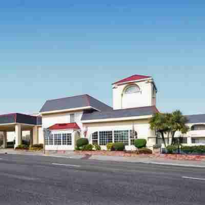 Clarion Hotel by Humboldt Bay Hotel Exterior