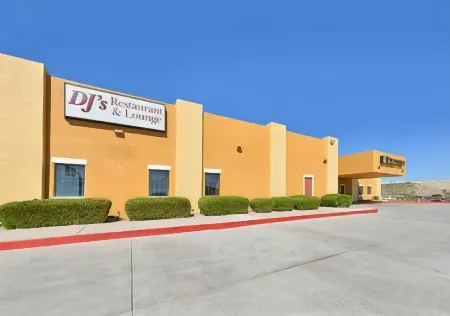 Clarion Pointe Winslow I-40 Отели рядом с достопримечательностью «Take It Easy Statue»