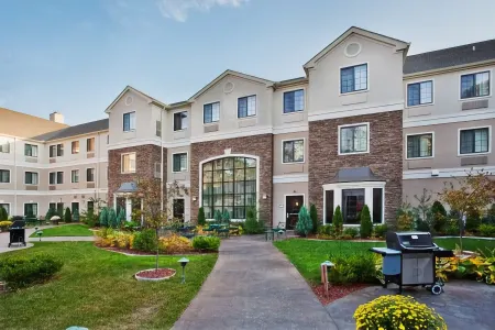 Staybridge Suites Kalamazoo Отели в г. Плейнуэлл