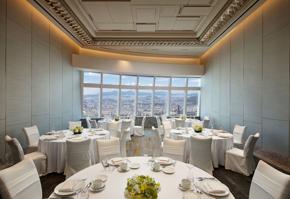 시그니엘 서울의 럭셔리한 로비 전경