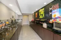La Quinta Inn & Suites by Wyndham Memphis Airport Graceland - breakfast