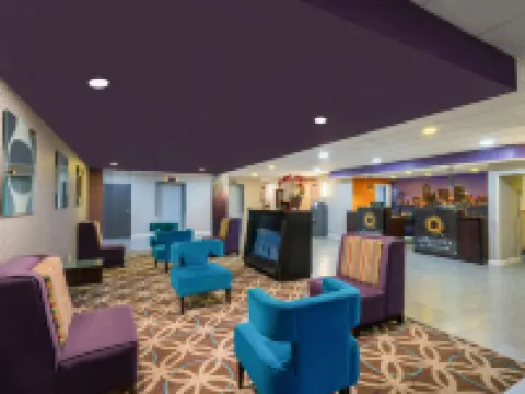 La Quinta Inn & Suites by Wyndham Memphis Airport Graceland メンフィスのホテル