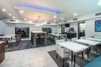 La Quinta Inn & Suites by Wyndham Fairborn Wright-Patterson - breakfast