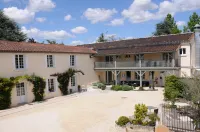 Logis Hôtel Restaurant l'Essille 쟈흐낙 호텔
