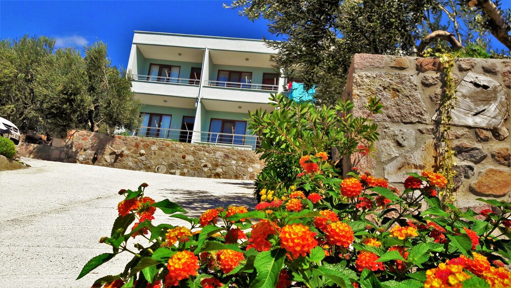 Assos Nazan Motel Restoran Beach