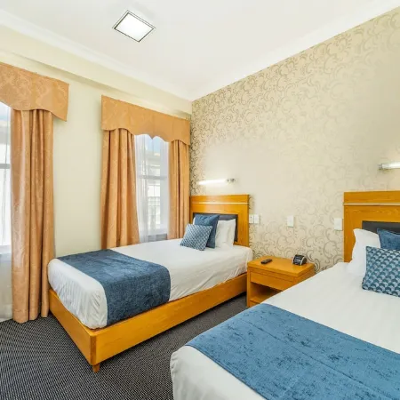 Ramada by Wyndham Hamilton City Center Отели рядом с достопримечательностью «Реформед Черч оф Гамильтон»