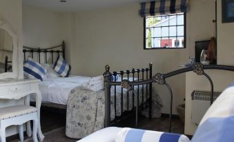 Bonningtons Stansted Self Catering - Housity