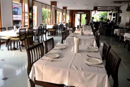 President Hotel Udonthani Отели рядом с достопримечательностью «Wat Pradu Kham Tha Netnimit»