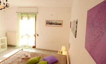 Central Apartment with Wi-fi, Air Conditioning and Balcony Pets Allowed
