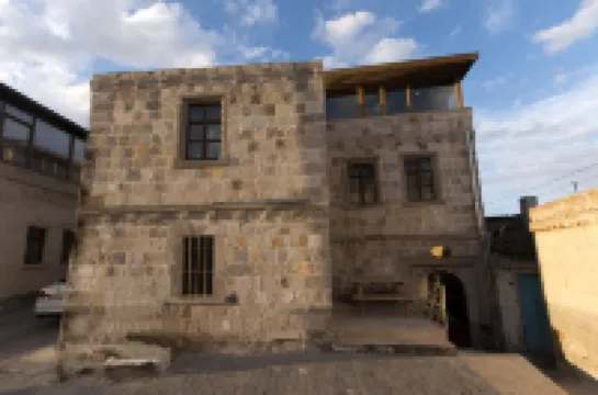 基巖洞穴旅館 鄰近兇眼教堂的酒店