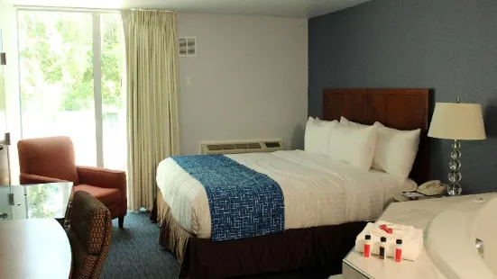 Travelodge by Wyndham Water’s Edge Hotel - Racine