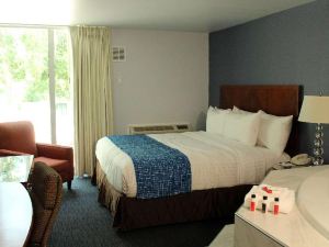 Travelodge by Wyndham Water’s Edge Hotel - Racine