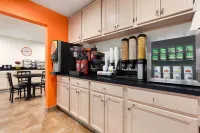 Howard Johnson by Wyndham Waterloo/Cedar Falls - breakfast