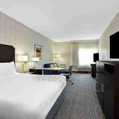 La Quinta Inn & Suites by Wyndham Palestine Rooms