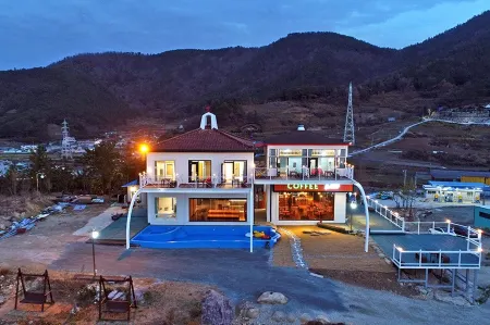 Yeosu Santorini Pension (Sunset View) Отели рядом с достопримечательностью «Aeyangwon History Hall»
