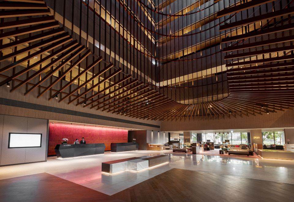 1. 크라운 플라자 ..