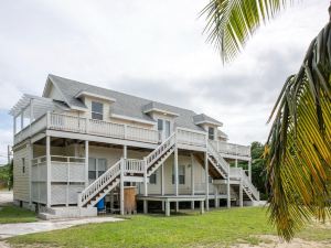 Four Points Suite by Eleuthera Vacation Rentals