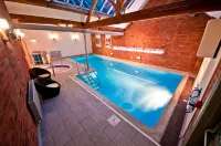 Crown & Mitre Hotel - Pools