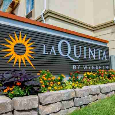 La Quinta Inn & Suites by Wyndham Bentonville Hotel Exterior