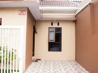 Homestay Villa Ijen - Four Bedroom Hotels in Giri