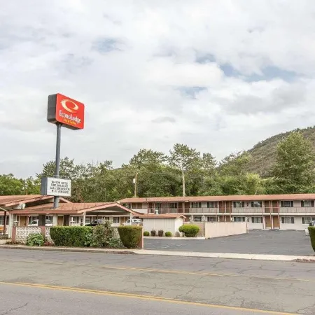 Econo Lodge Inn & Suites