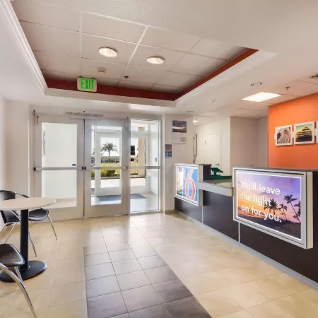 Howard Johnson by Wyndham Lemoore
