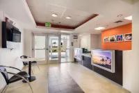 Howard Johnson by Wyndham Lemoore - parking
