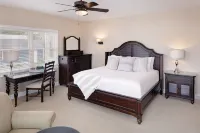 Inn at Harbor Hill Marina