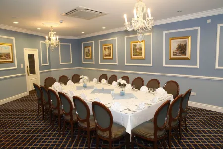 Carlton Park Hotel Отели в г. Отон