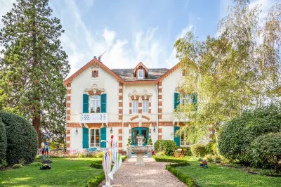 L'Oustal Hotels near Ecole HUBERT CURIEN