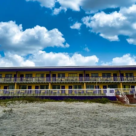 Sandals Inn Отели рядом с достопримечательностью «Театр Peabody Auditorium»