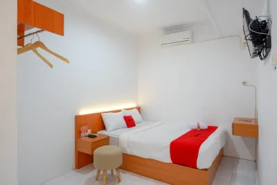 RedDoorz Near Gor Uny Hotels in Klitren