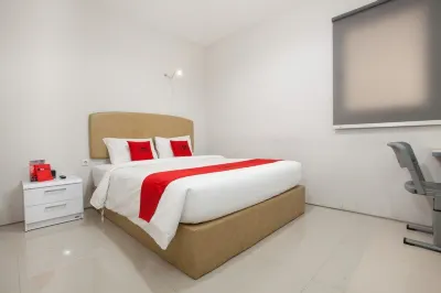 RedDoorz Near Pasar Turi Station Các khách sạn ở Bubutan