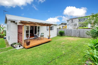 Sunny Grey Lynn Holiday Home Hotels in Grey Lynn