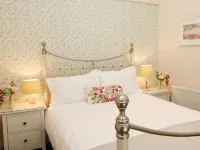 Old Queen's Head Hotels in 